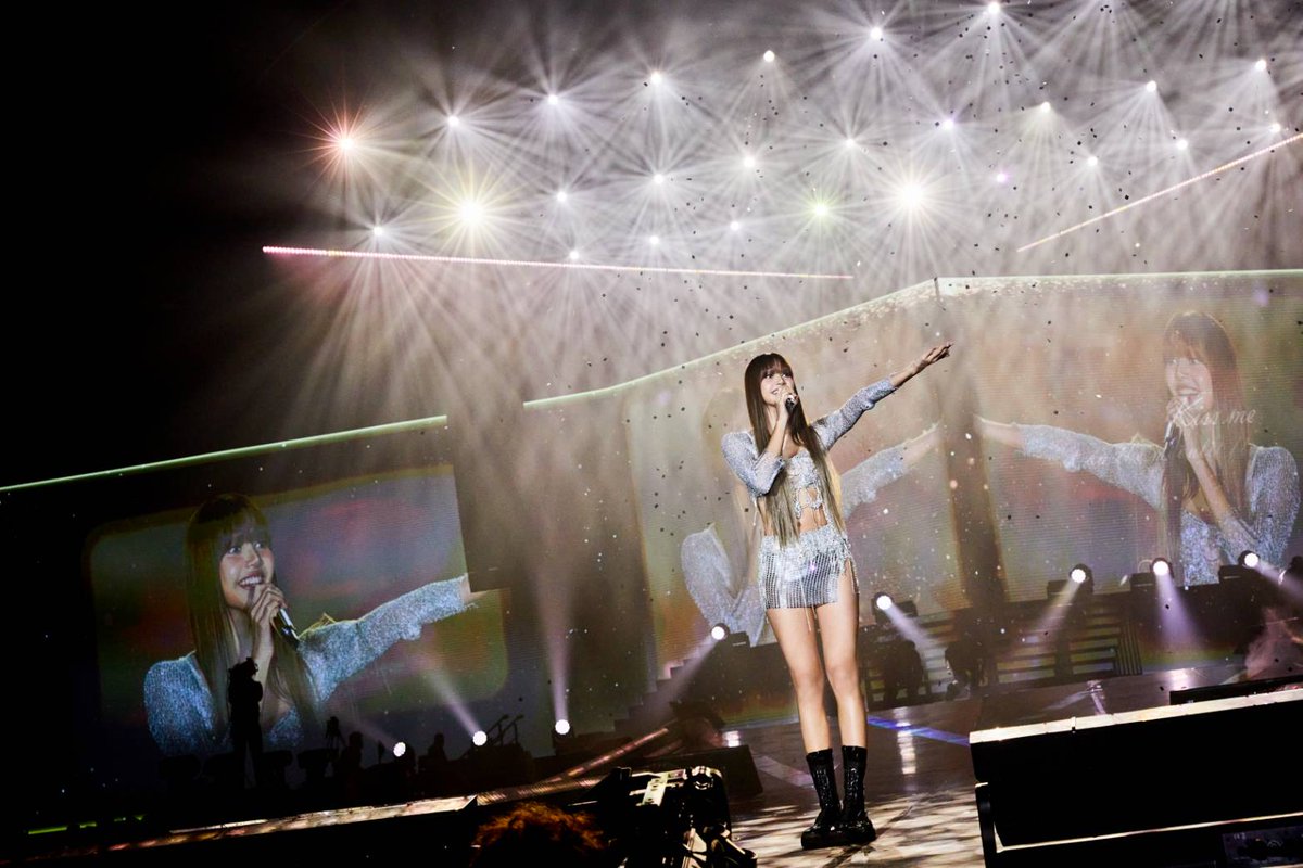 TripleclickTH's tweet photo. ลิซ่าแสดงพลังเสน่ห์ในงาน LISA Fan Meetup in Asia 2024 Bangkok เพื่อขอบคุณแฟนๆ ที่คอยสนับสนุน
#LLOUD #LISA #FanMeetup #AsiaTour #Bangkok
#BITECLIVE #DENTISTE #SunnySideUp #SSU
#SunnySideUpThailand #SyncCircle #SwishProjects
“ลิซ่า ลลิษา” สาวไทยผู้มีอิทธิพลอย่างมากในอุตสาหกรรมเพลงสากลและวงการแฟชั่น ไม่เพียงแต่เป็นไอดอล K-pop ที่มีผู้ติดตามทะลุ 1 ร้อยล้าน จนขึ้นแท่นผู้ถูกติดตามยอดฮิตใน Instagram ซึ่งนอกจากจะมีชื่อเสียงที่โด่งดังในเอเชียแล้ว ผลงานที่ยอดเยี่ยมก็ทำให้ลิซ่าสามารถกวาดความนิยมไปทั่วยุโรปและอเมริกาอีกด้วย กลายเป็นความภาคภูมิใจในใจของคนไทย และในงาน MTV MTV Europe Music Awards (EMAs) ประจำปี 2024 ลิซ่าคว้ารางวัล “Best Collaboration” และ “Biggest Fan” 2 รางวัลใหญ่ไปครอง จากนั้นตามมาติด ๆ กับการจัดงาน “LISA Fan Meetup in Asia 2024 - Bangkok” ครั้งแรก เพื่อพบปะกับเหล่า “Lilies” (ชื่อแฟนคลับ) ชาวไทยที่เป็นแรงสนับสนุนให้กับลิซ่าในประเทศไทย สำหรับตัวลิซ่าเองการได้กลับบ้านเกิดก็เหมือนได้เติมพลังให้ตัวเองอย่างเต็มที่เพื่อเป็นกำลังใจในการลุยกับงานต่อไปอย่างเต็มที่
ในงาน Fan Meetup ลิซ่าได้ปรากฎตัวขึ้นในสีเงินเปร่งประกาย เปิดตัวด้วยเพลงที่สร้างสถิติยอดฮิตอย่างเพลง “LALISA” เสื้อเอวลอยและกางเกงขาสั้นที่ดูเซ็กซี่ กับการประดับด้วยดีเทลพู่แนบตามลำตัว โชว์หุ่นสุดเป๊ะ ในทุกจังหวะการขยับผสมผสานกับแสงไฟบนเวทีที่จัดเต็ม ทำให้บรรยากาศในฮอลล์ร้อนระอุขึ้นมาทันที พร้อมทั้งมีเซอร์ไพร์สุดพิเศษเพื่อฉลองให้กับการกลับมาบ้านเกิดของลิซ่า ทีมงานได้เตรียมขนมที่ลิซ่าชอบในวัยเด็ก และลิซ่าได้แชร์ภาพถ่ายพร้อมเล่าเรื่องราวที่น่าสนใจจากการทำงานที่ผ่านมา รวมถึงเล่าเรื่องราวชีวิตของตน นอกจากนี้ลิซ่ายังพูดถึงบทบาทใหม่ของเธอในฐานะนักแสดง ในเรื่อง The White Lotus ซีซั่น3 ที่เตรียมออกอากาศในปี 2025 เรียกเสียงฮือฮาจากแฟน ๆ ที่ตั้งตารอ
เพื่อจะได้ใกล้ชิดกับแฟน ๆ มากยิ่งขึ้น ในงาน Meetup ยังได้จัดเตรียมช่วง “ED CARPET WINNERS” ซึ่งเป็นช่วงเวลาที่ให้แฟน ๆ ได้ร่วม Dress Code โดยทีมงานจะเป็นคนเลือกแฟนๆมา 5 คน พร้อมกับเลือกผู้โชคดีที่ได้เดินพรมแดง 1 ท่าน จากเสียงโหวตที่มากที่สุดจากผู้ชม โดยผู้โชคดีคนนั้นจะได้รับลายเซ็นต์และถ่ายรูปกับลิซ่า ส่วนอีก 4 ท่าน จะได้รับอัลบั้มเพลงพร้อมลายเซ็นต์จากมือลิซ่าเอง นอกจากนี้ลิซ่ายังเซอร์ไพรส์ด้วยการโยนเสื้อยืดจำนวน 3 ตัว ไปให้ผู้ชมในฮอลล์ที่อยู่ไกล ลิซ่าได้เตรียม 3 เพลง “New Woman”, “Moonlit Floor” และ”Money” มาโชว์ให้กับแฟนๆ พร้อมโชว์ความสามารถบนเวที ทั้งร้องและเต้นที่ทรงพลังสะกดสายตาแฟนๆ แรงซัพพอร์ตของเหล่าๆแฟนๆ ทำให้ลิซ่าถึงกับน้ำตาคลอเบ้าด้วยความซาบซี้ง พร้อมบอกว่ากำลังใจจากแฟนๆ คือพลังสำคัญที่ช่วยให้เธอเดินต่อไปได้ มาถึงช่วงปิดท้ายงาน “LISA Fan Meetup in Asia 2024 - Bangkok” ลิซ่าปิดท้ายด้วยเพลง “Rockstar” ถือเป็นการร่วมสร้างความทรงจำครั้งแรกในกรุงเทพฯ ด้วยความสมบูรณ์แบบ งานนี้กลายเป็นงานที่เต็มไปด้วยความสุข ความประทับใจของทั้งลิซ่า และแฟนๆของเธอ