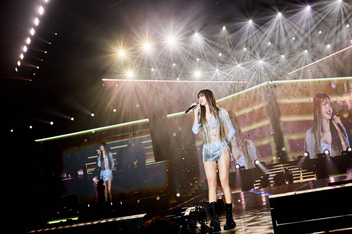 TripleclickTH's tweet photo. ลิซ่าแสดงพลังเสน่ห์ในงาน LISA Fan Meetup in Asia 2024 Bangkok เพื่อขอบคุณแฟนๆ ที่คอยสนับสนุน
#LLOUD #LISA #FanMeetup #AsiaTour #Bangkok
#BITECLIVE #DENTISTE #SunnySideUp #SSU
#SunnySideUpThailand #SyncCircle #SwishProjects
“ลิซ่า ลลิษา” สาวไทยผู้มีอิทธิพลอย่างมากในอุตสาหกรรมเพลงสากลและวงการแฟชั่น ไม่เพียงแต่เป็นไอดอล K-pop ที่มีผู้ติดตามทะลุ 1 ร้อยล้าน จนขึ้นแท่นผู้ถูกติดตามยอดฮิตใน Instagram ซึ่งนอกจากจะมีชื่อเสียงที่โด่งดังในเอเชียแล้ว ผลงานที่ยอดเยี่ยมก็ทำให้ลิซ่าสามารถกวาดความนิยมไปทั่วยุโรปและอเมริกาอีกด้วย กลายเป็นความภาคภูมิใจในใจของคนไทย และในงาน MTV MTV Europe Music Awards (EMAs) ประจำปี 2024 ลิซ่าคว้ารางวัล “Best Collaboration” และ “Biggest Fan” 2 รางวัลใหญ่ไปครอง จากนั้นตามมาติด ๆ กับการจัดงาน “LISA Fan Meetup in Asia 2024 - Bangkok” ครั้งแรก เพื่อพบปะกับเหล่า “Lilies” (ชื่อแฟนคลับ) ชาวไทยที่เป็นแรงสนับสนุนให้กับลิซ่าในประเทศไทย สำหรับตัวลิซ่าเองการได้กลับบ้านเกิดก็เหมือนได้เติมพลังให้ตัวเองอย่างเต็มที่เพื่อเป็นกำลังใจในการลุยกับงานต่อไปอย่างเต็มที่
ในงาน Fan Meetup ลิซ่าได้ปรากฎตัวขึ้นในสีเงินเปร่งประกาย เปิดตัวด้วยเพลงที่สร้างสถิติยอดฮิตอย่างเพลง “LALISA” เสื้อเอวลอยและกางเกงขาสั้นที่ดูเซ็กซี่ กับการประดับด้วยดีเทลพู่แนบตามลำตัว โชว์หุ่นสุดเป๊ะ ในทุกจังหวะการขยับผสมผสานกับแสงไฟบนเวทีที่จัดเต็ม ทำให้บรรยากาศในฮอลล์ร้อนระอุขึ้นมาทันที พร้อมทั้งมีเซอร์ไพร์สุดพิเศษเพื่อฉลองให้กับการกลับมาบ้านเกิดของลิซ่า ทีมงานได้เตรียมขนมที่ลิซ่าชอบในวัยเด็ก และลิซ่าได้แชร์ภาพถ่ายพร้อมเล่าเรื่องราวที่น่าสนใจจากการทำงานที่ผ่านมา รวมถึงเล่าเรื่องราวชีวิตของตน นอกจากนี้ลิซ่ายังพูดถึงบทบาทใหม่ของเธอในฐานะนักแสดง ในเรื่อง The White Lotus ซีซั่น3 ที่เตรียมออกอากาศในปี 2025 เรียกเสียงฮือฮาจากแฟน ๆ ที่ตั้งตารอ
เพื่อจะได้ใกล้ชิดกับแฟน ๆ มากยิ่งขึ้น ในงาน Meetup ยังได้จัดเตรียมช่วง “ED CARPET WINNERS” ซึ่งเป็นช่วงเวลาที่ให้แฟน ๆ ได้ร่วม Dress Code โดยทีมงานจะเป็นคนเลือกแฟนๆมา 5 คน พร้อมกับเลือกผู้โชคดีที่ได้เดินพรมแดง 1 ท่าน จากเสียงโหวตที่มากที่สุดจากผู้ชม โดยผู้โชคดีคนนั้นจะได้รับลายเซ็นต์และถ่ายรูปกับลิซ่า ส่วนอีก 4 ท่าน จะได้รับอัลบั้มเพลงพร้อมลายเซ็นต์จากมือลิซ่าเอง นอกจากนี้ลิซ่ายังเซอร์ไพรส์ด้วยการโยนเสื้อยืดจำนวน 3 ตัว ไปให้ผู้ชมในฮอลล์ที่อยู่ไกล ลิซ่าได้เตรียม 3 เพลง “New Woman”, “Moonlit Floor” และ”Money” มาโชว์ให้กับแฟนๆ พร้อมโชว์ความสามารถบนเวที ทั้งร้องและเต้นที่ทรงพลังสะกดสายตาแฟนๆ แรงซัพพอร์ตของเหล่าๆแฟนๆ ทำให้ลิซ่าถึงกับน้ำตาคลอเบ้าด้วยความซาบซี้ง พร้อมบอกว่ากำลังใจจากแฟนๆ คือพลังสำคัญที่ช่วยให้เธอเดินต่อไปได้ มาถึงช่วงปิดท้ายงาน “LISA Fan Meetup in Asia 2024 - Bangkok” ลิซ่าปิดท้ายด้วยเพลง “Rockstar” ถือเป็นการร่วมสร้างความทรงจำครั้งแรกในกรุงเทพฯ ด้วยความสมบูรณ์แบบ งานนี้กลายเป็นงานที่เต็มไปด้วยความสุข ความประทับใจของทั้งลิซ่า และแฟนๆของเธอ