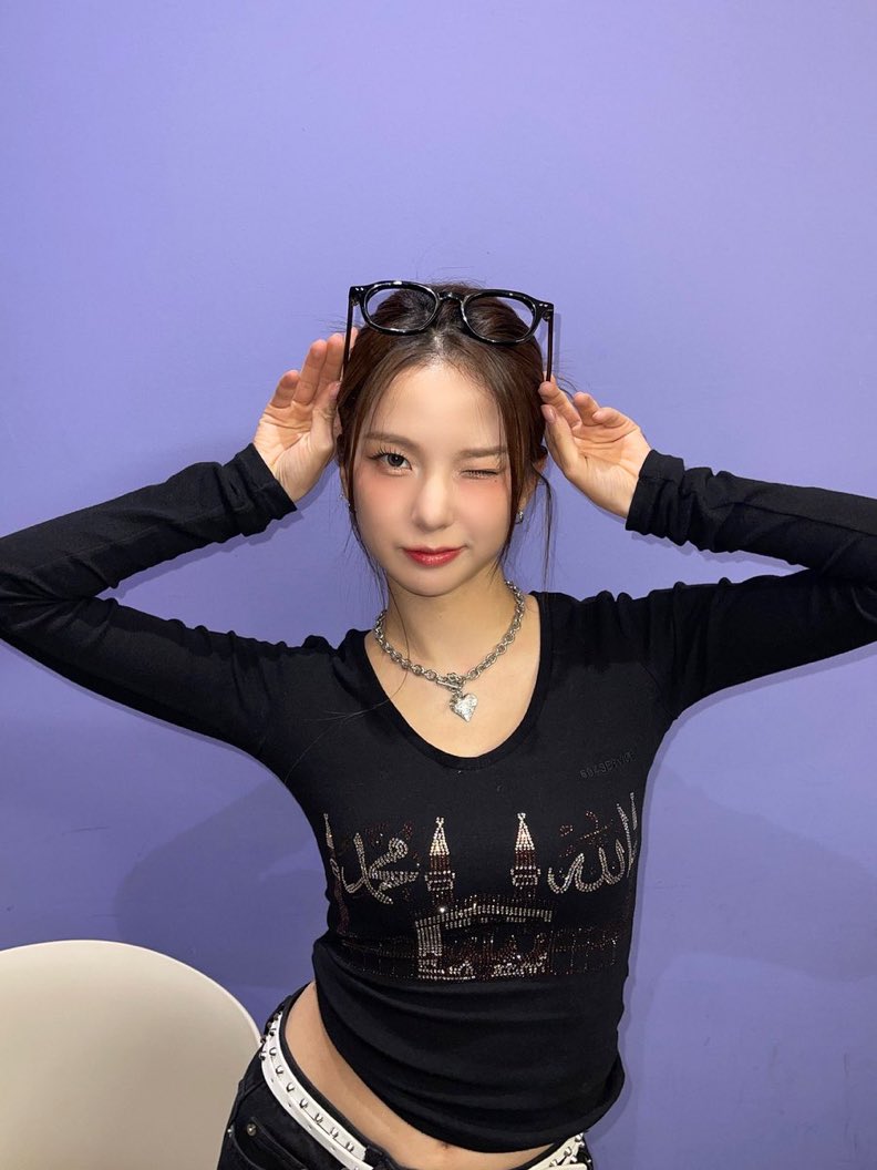 brunisuh's tweet photo. Stop using my religion as an aesthetic and trend! It's highly disrespectful! @official_kep1er
#YUJIN_APOLOGIZE_TO_MUSLIM https://t.co/VWKz76XU4u