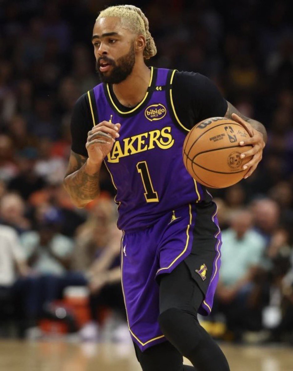 CastleOMG's tweet photo. D’Angelo Russell tonight vs Thunder:

17 points
9 rebounds
3 assists 
2 steals
6/11 54.5%
4 threes 
TEAH HIGH +5 

DLO was the best Laker on the court &amp; JJ benched him in the 4th for absolutely ZERO reason. JJ played his favorites and it COSTED the Lakers the game. #LakeShow https://t.co/wP0cLkaquJ