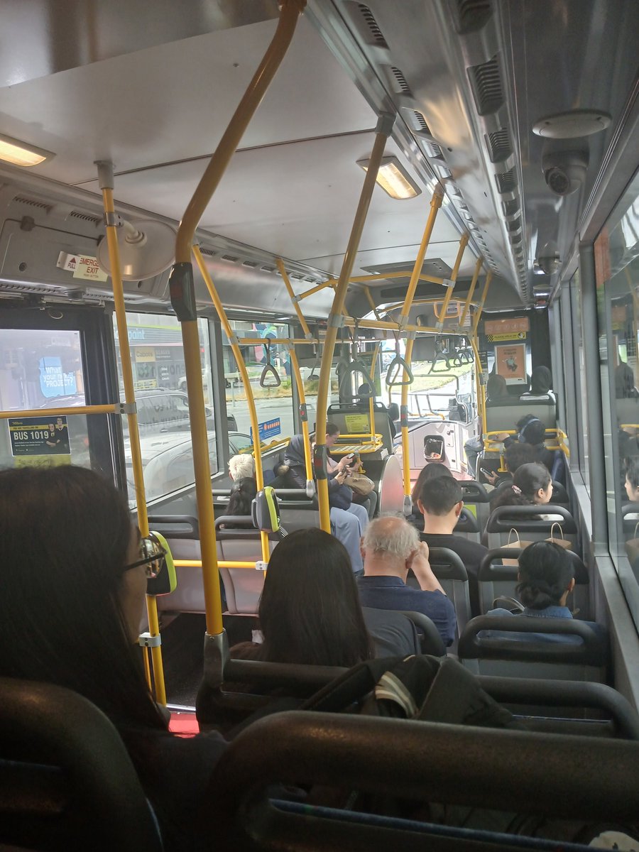MelbOnTransit's tweet image. Booming Route 800 is well on the way to becoming one of the south-east's busiest weekend bus routes within a week of its upgraded timetable starting. This is just past Oakleigh station, heading to Dandenong. #springst