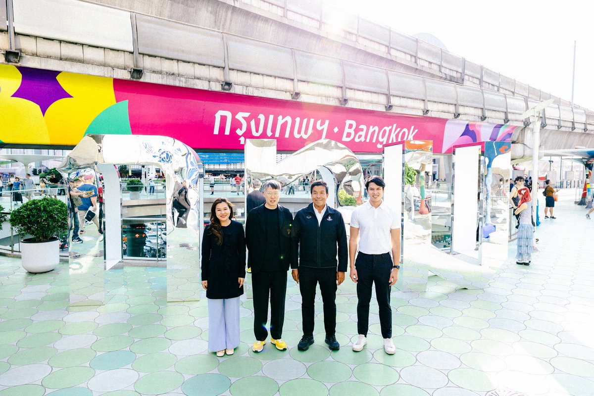 startalkent's tweet photo. สยามดิสคัฟเวอรี่ สร้างปรากฏการณ์แห่งปี นำอัตลักษณ์กรุงเทพมหานคร มา Co-creation & Collaboration เป็นครั้งแรก ในงาน “Future lab Volume 4 : Design Culture”
#futurelab #designculture #bkk #ods #yuedpao #hyperpersonalized #siamdiscovery #theexploratorium #comeplaywithus #onesiamexperience
สยามดิสคัฟเวอรี่ ดิเอ็กซ์พลอราทอเรี่ยม ตอกย้ำการเป็น The Biggest Arena of Lifestyle Experiments ที่เต็มไปด้วยประสบการณ์สุดตื่นเต้นเร้าใจ เชิญชวนทุกคนมา Come Play With Us เปิดโอกาสให้ทุกคนเข้ามาร่วมค้นพบ (Experiment), สร้างสรรค์ (Create) และพัฒนา (Cultivate) ได้อย่างไม่รู้จบ สร้างสรรค์โปรเจคพิเศษปรากฏการณ์แห่งปี กับการ Co-Creation & Collaboration ครั้งสำคัญ กับ กรุงเทพมหานคร, Yuedpao – ยืดเปล่า และ ODS. ชวนทุกคนมาค้นพบความสนุกกับงาน “Future lab Volume 4 : Design Culture” การนำ CI ฟอนต์ของเมืองกรุงเทพมหานคร ซึ่งมีอัตลักษณ์และเป็นแลนด์มาร์กของกรุงเทพมหานครมาสร้างสรรค์ Art Installation คำว่า “กทม.” สูง 2.40 เมตร เพื่อให้สกายวอล์กสี่แยกปทุมวันกลายเป็นจุดหมายปลายทางแห่งใหม่ของนักท่องเที่ยวเป็นครั้งแรกในประเทศไทย และมาร่วม Hyper Personalized สร้างของที่ระลึกในแบบของตัวเอง ตั้งแต่วันที่ 27 พฤศจิกายน 2567 ถึง เดือนมกราคม 2568 ณ สกายวอล์กสี่แยกปทุมวัน และ ชั้น M สยามดิสคัฟเวอรี่
Future lab เป็นพื้นที่ที่เปิดกว้างให้ทุกคนมาตามหาอัตลักษณ์ความเป็นตัวเอง เน้นการขับเคลื่อน เพื่อพัฒนาความคิดสร้างสรรค์ และความเป็นเอกลักษณ์ รวมถึงสร้างประสบการณ์ที่ไม่เหมือนใคร โดย “Future lab Volume 4 : Design Culture” สร้างสรรค์เป็น Exhibition ให้เป็นห้องทดลองมาร่วม Hyper Personalized สามารถดีไซน์ถึงตัวตนได้แบบเฉพาะ สร้างความแตกต่างและไม่เหมือนใครแบบชิ้นเดียวในโลกด้วยการนำฟอนต์ และ CI ที่เป็นอัตลักษณ์ของกรุงเทพมหานคร มาผ่านแนวคิด Design Culture ให้ผู้เข้าร่วมได้จินตนาการสร้างของที่ระลึกลงบนเสื้อในแบบของตัวเอง
“Future lab Volume 4 : Design Culture” เปิดโอกาสให้ผู้สนใจทุกคนทั้งชาวไทยและนักท่องเที่ยวต่างชาติ ได้ออกแบบ Hyper Personalized บนเสื้อยืดแบรนด์ “ยืดเปล่า Yuedpao” แบรนด์ไทยที่เข้าใจถึงหัวใจของผู้บริโภคอย่างแท้จริง กับคอนเซ็ปต์ ยืดเปล่า ยืดแต่ไม่ย้วย โดยสามารถเลือกนำฟอนต์มาจัดวางในรูปแบบที่ต้องการ หรือ “your own edition” หรือ Badge ที่สะท้อนถึงความเป็นไทย ซึ่งทั้งหมดนี้ เป็นการนำความเป็นกรุงเทพมหานครมาถ่ายทอดและเผยแพร่ในรูปแบบใหม่ ๆ และสามารถเผยแพร่ได้กว้างไกลไปทั่วโลก
“Future lab Volume 4 : Design Culture” จึงเป็นการสร้างปรากฏการณ์ร่วมกันในการสร้างสรรค์งานที่ผสมผสานนวัตกรรมร่วมกับวัฒนธรรม มาร่วม Come Play With Us สนุกกับโปรเจคพิเศษนี้ ตั้งแต่วันที่ 27 พฤศจิกายน 2567 ถึง เดือนมกราคม 2568 ณ สกายวอล์กสี่แยกปทุมวัน และ ชั้น M สยามดิสคัฟเวอรี่
📍 https://t.co/OHsXwFvUnI