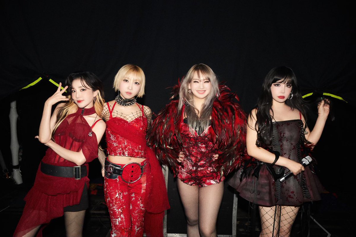 darunxxi's tweet photo. Dear fans in Kobe, 
hHw was yesterday's concert?
We missed you so much!
Are you ready to enjoy the second day's stage today?
#WelcomeBackInKobe ♠️♥️ day 2 🔥🔥🔥 https://t.co/3HMEvEvGhV
