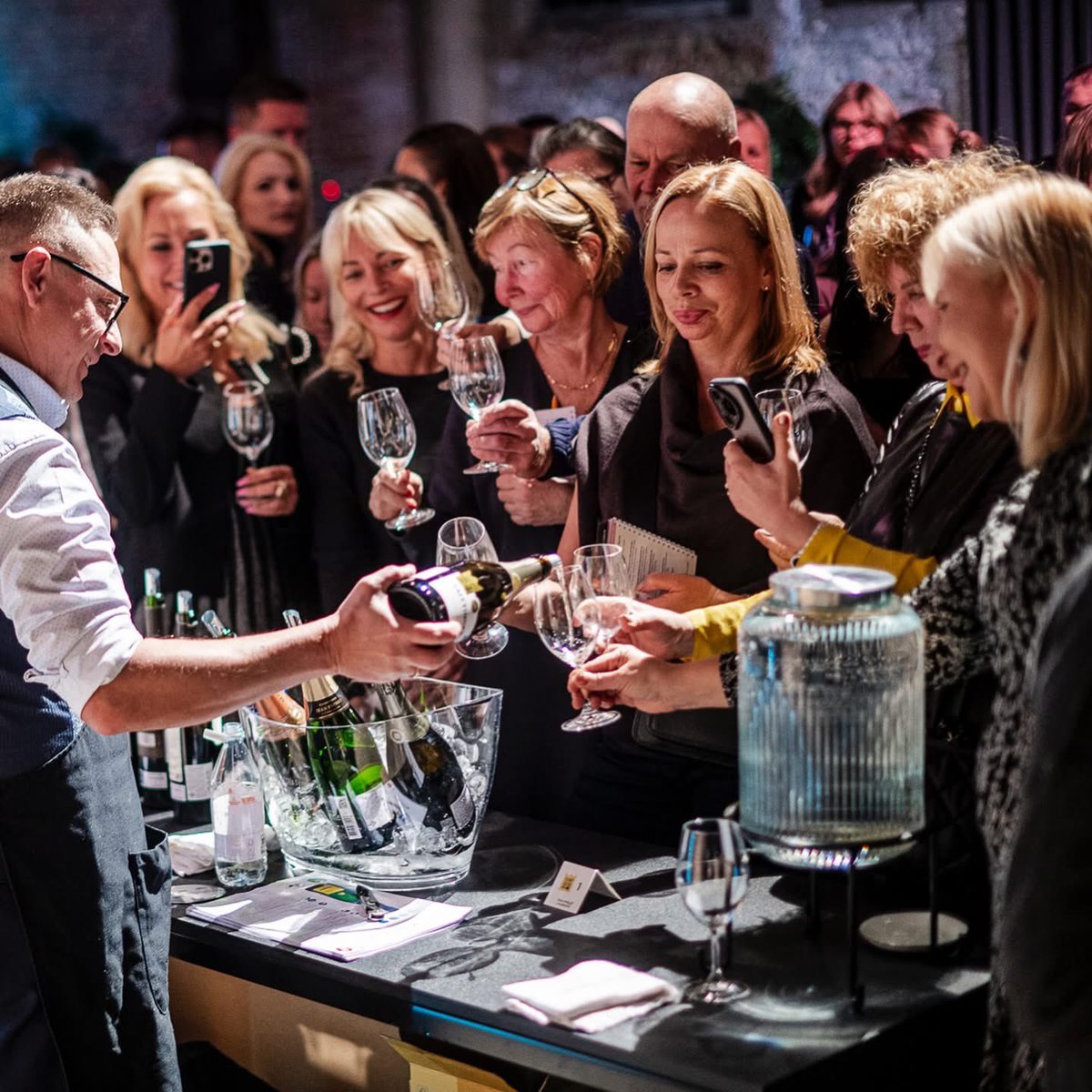 Uh! Festivāla rudens sesiju iegriezām ar vērienu! Kā ierasts TOP 100 WINES + CHEFS parādē baudījām šī gada labākos vīnus un Latvijas izcilāko šefpavāru meistardarbus. ✨Paldies, ka atnācāt ciemos! Paldies partneriem - Rietumu Banka, Liebherr Appliances un Riedel! 🤍