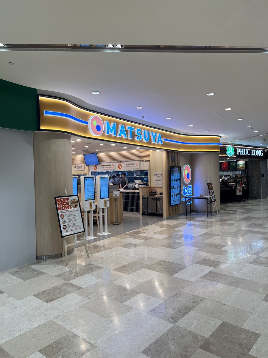松屋ホーチミン。調味料セルフは丸亀スタイルっすな。これで日経牛丼チェーンが揃い踏み。リンガーハット早く戻ってきて。🥺