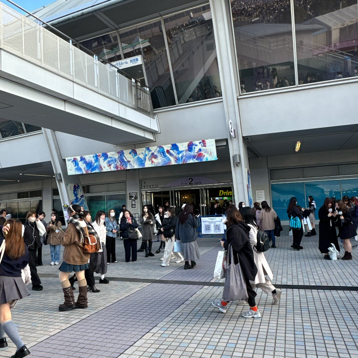s__v__t___'s tweet photo. @m55itsfor00 お願い致します！
今、会場の2ゲート前にバーノンのうちわを掲げた友人の横にいます https://t.co/b4rH8zrMA4