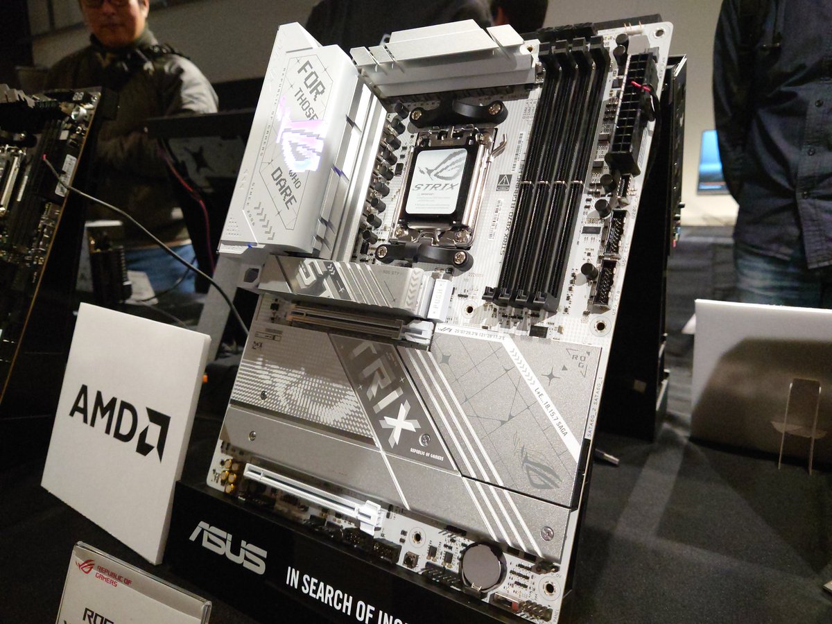 Ryu_frt's tweet photo. #ASUSxAMD #ASUSイベント
E GAMINGが目玉だけどやっぱり白が好き https://t.co/NyUneBsEkt