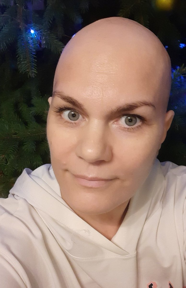 Надежда Нырцова и Алексей Макаров.
Семья политактивистов эмигрировала в Польшу. Всё шло хорошо, пока у Надежды не
диагностировали онкологию (4-ая, неоперабельная). 
Надежда не может работать, дохода Алексея хватает только на еду. Их сыну 11 лет.

Надежда и Алексей просят о помощи