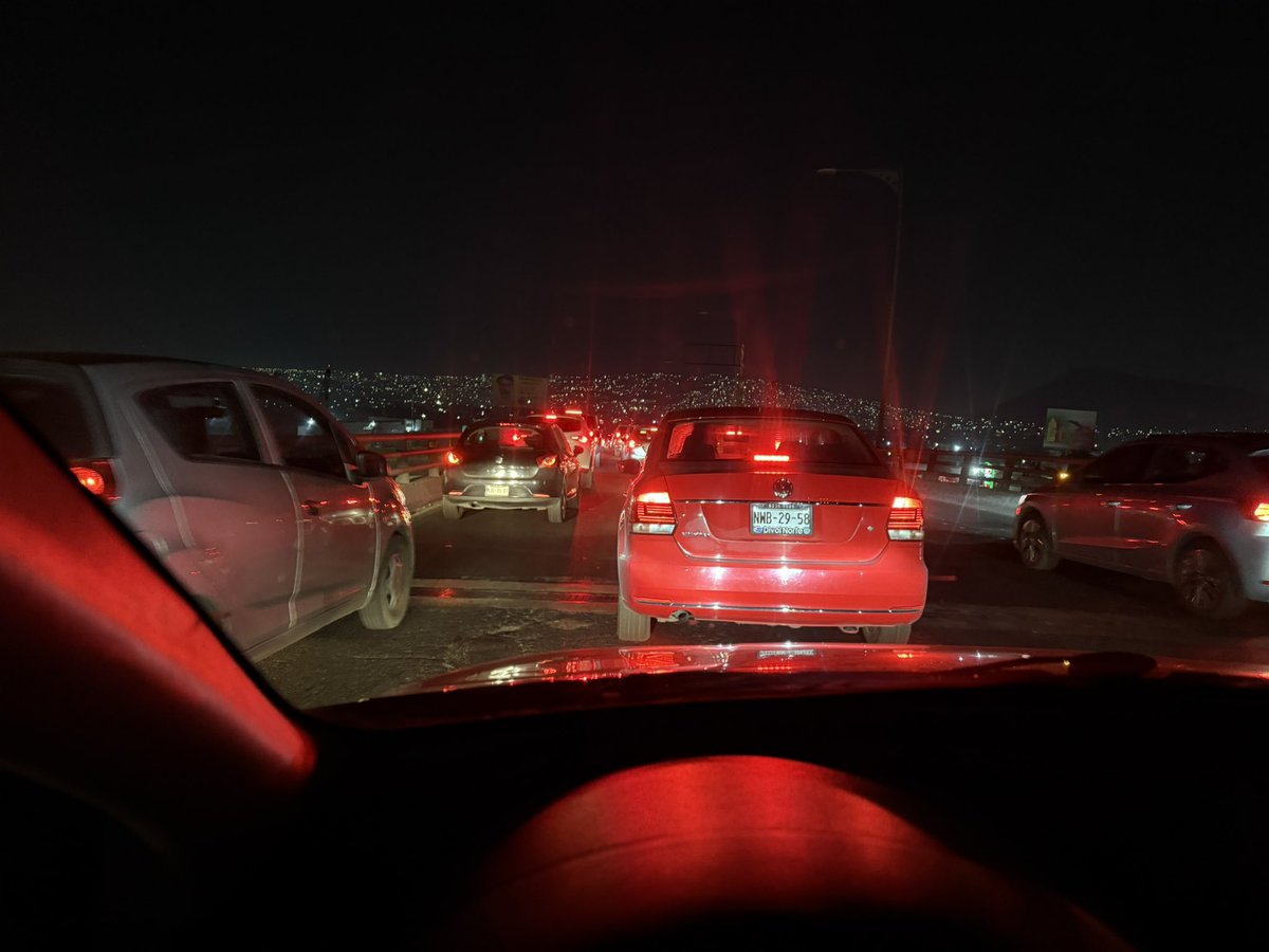 Brunojimenez92's tweet photo. #LaConcordia tráfico brutal sobre la pista México puebla 12 am!! https://t.co/8mKiDr76c6