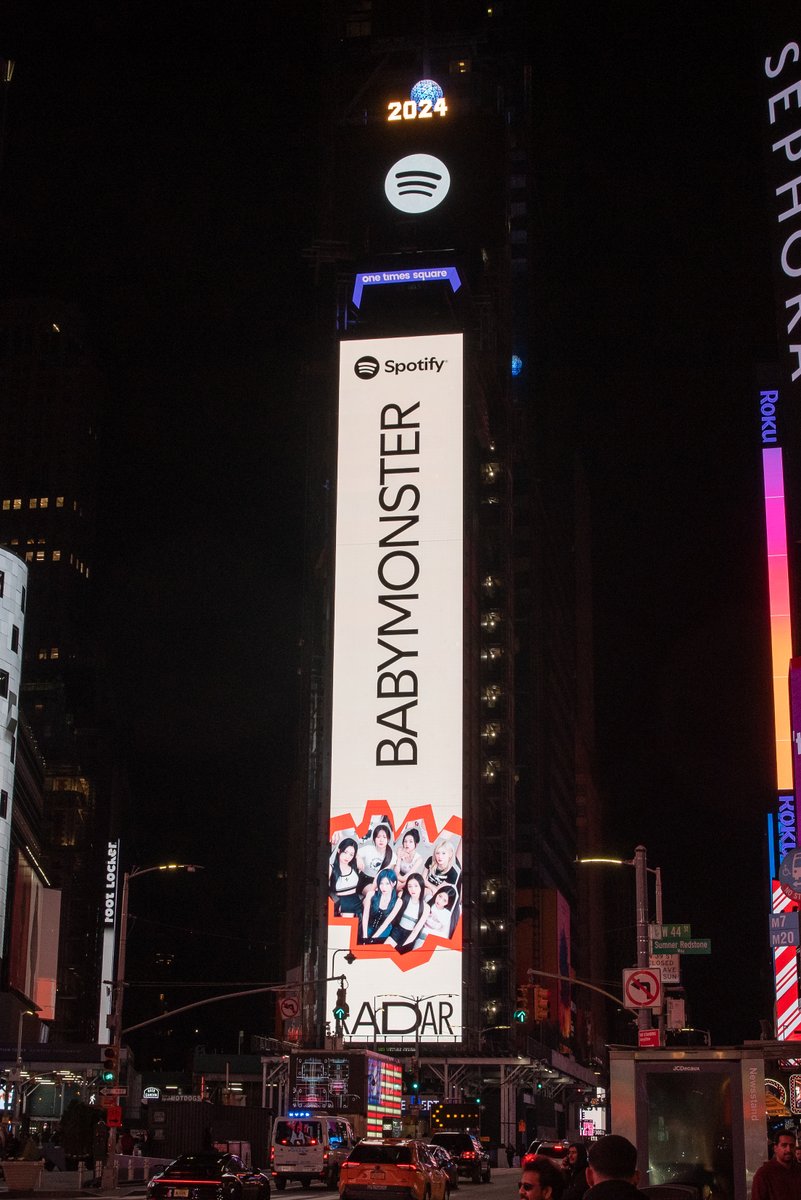 YGBABYMONSTER_'s tweet photo. BABYMONSTER featured in NYC's Times Square 😈
Thank you @spotify and @spotifykr for your incredible support! ♥

#BABYMONSTER #베이비몬스터 #1stFULLALBUM #DRIP #RADAR https://t.co/PEXJeNvtAh