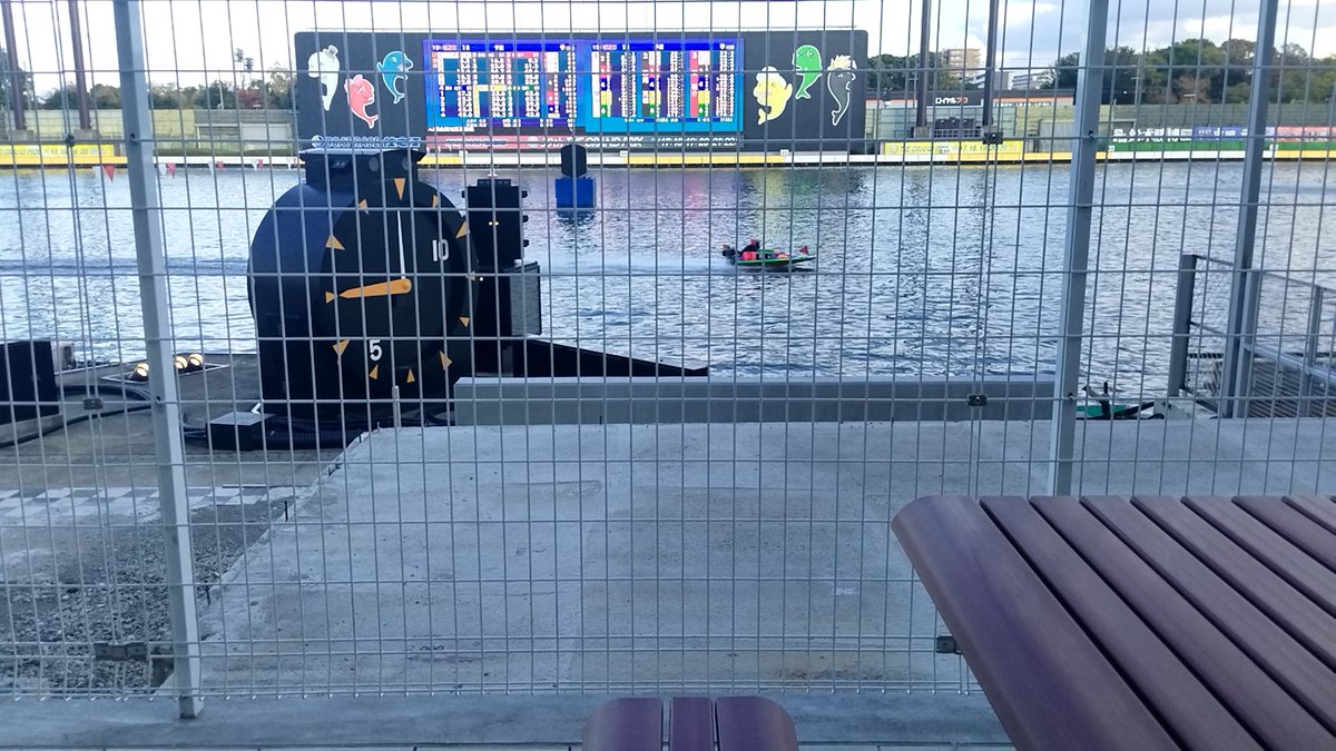 久々の住ノ江。
こんな席出来たんだ。
GPへ向けてあちこちキレイに
なった感が。
やはり売上アップすると見た目
から変わるな。