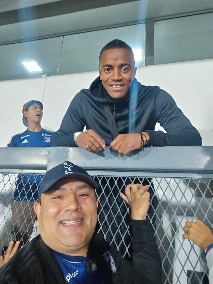 MemoriasDTablon's tweet photo. El gran Wuilker #Fariñez @Wuilker_Farinez acompañando a #Millonarios vs Nacional.
Grande Gato! ADN Embajador! https://t.co/wddC0tS1q7