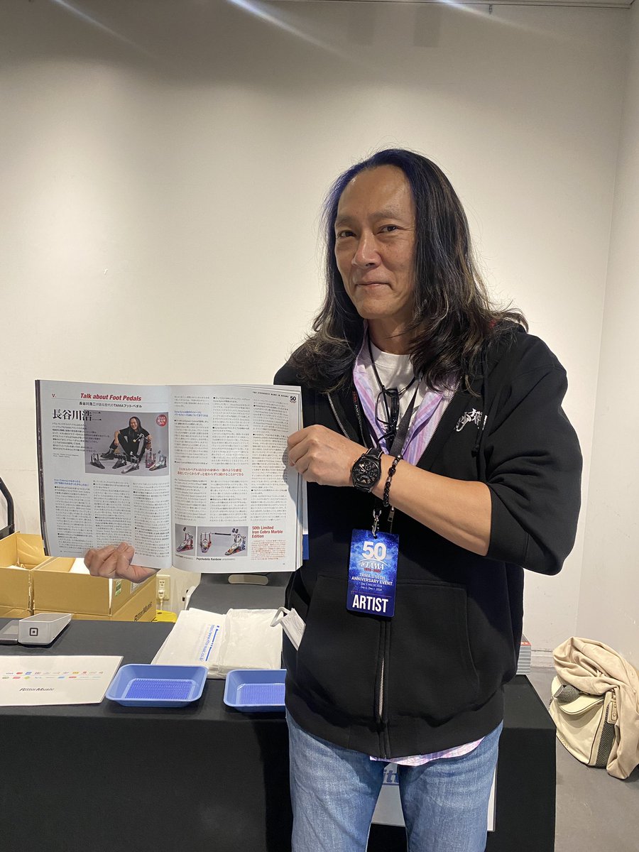 drumsmagazinejp's tweet photo. 「TAMA 50TH ANNIVERSARY EVENT」の会場内5F 試奏フロアで販売中のTAMA50周年総力特集の #ドラマガ24年7月号 📖

本日の出演者である #長谷川浩二 さんも、もちろんご登場いただいております😆 https://t.co/MOkSec7uou
