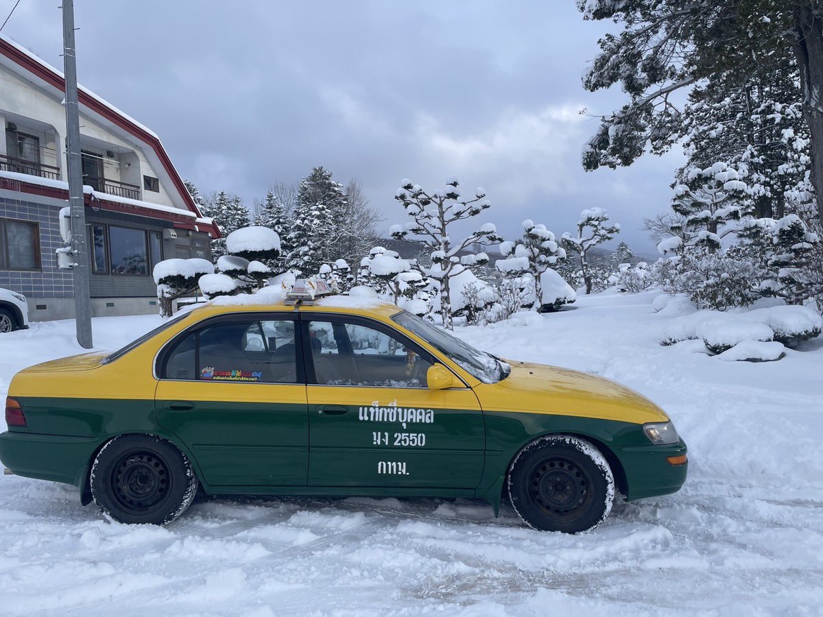 AkariThai's tweet photo. 🚕タイのタクシーが雪の中を走る！一体どうなっているのでしょう？
これはタイが大好きな日本人の学生さんから送られてきた写真です。なんと札幌でタイのタクシーを運転しているそうです🤣

รูปนี้ขอมาจากนักเรียนคนญี่ปุ่น ที่ชอบไทยมากๆ จนเอาแท็กซี่ไทยไปขับที่ซัปโปโระค่ะ 🤣 https://t.co/bLlAY7otp4
