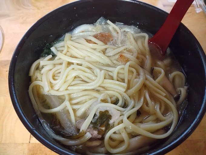 野暮用からもどりん⭐
外でご飯食べようと思ったけど、どこも予想以上に混んでいたので家で食べる事にしたですよ～('ー`)ゞ
恒例のヘタ野菜スープに麺と唐揚げを放りこんだのねん🍖🍜 