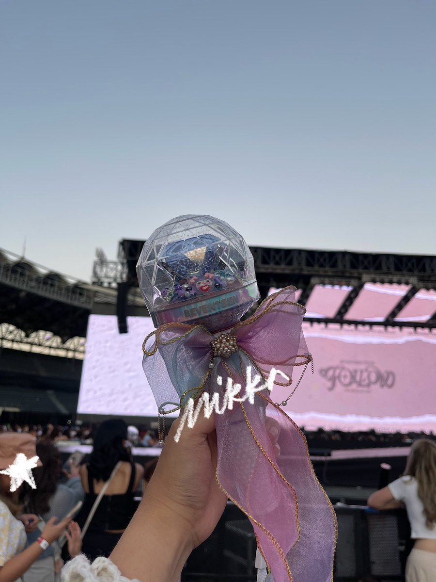 kmgmkl's tweet photo. wtr lfr caratbong ver 2 cbv2

seventeen right here in bulacan day 2

rental fee: ₱800

— can meetup during day 2 con OR can sdd from ust after day 1 con
— more info and t&amp;c below https://t.co/ABYiG0XtJq