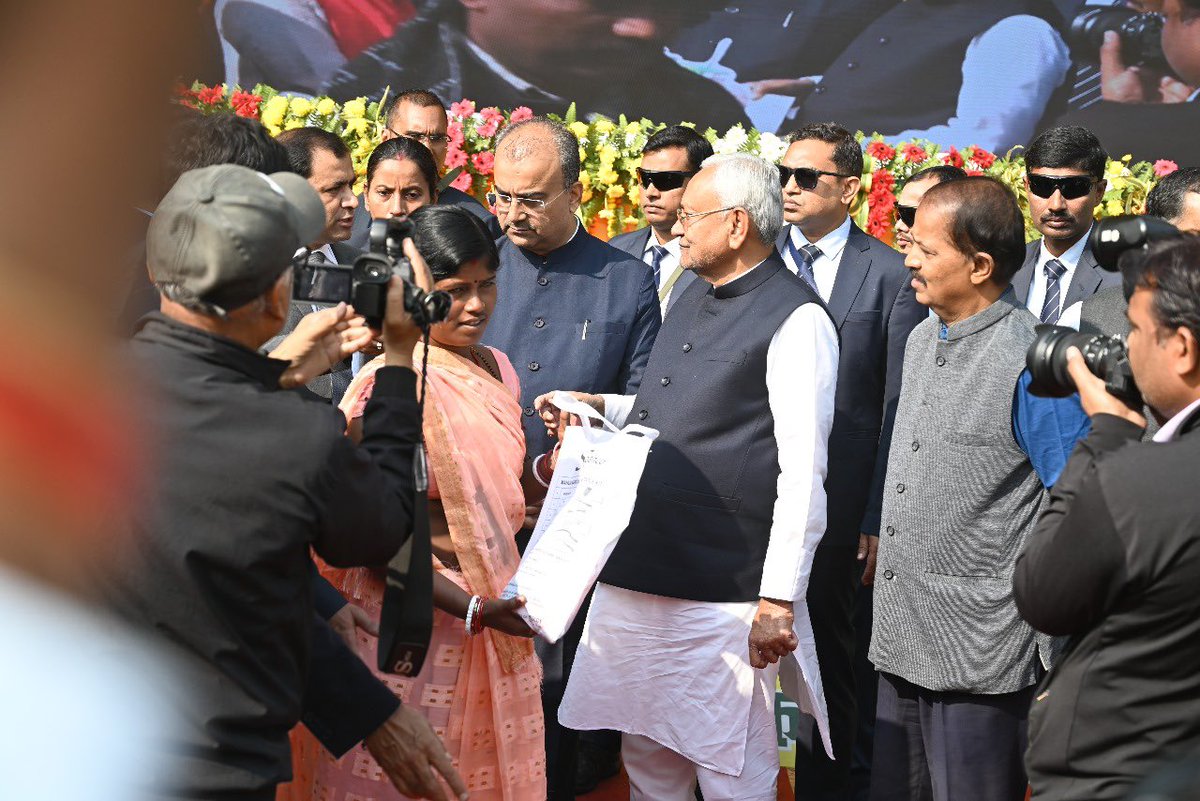 BametiBihar's tweet photo. माननीय मुख्यमंत्री श्री @NitishKumar जी तथा माननीय कृषि मंत्री श्री @mangalpandeybjp जी द्वारा किसानों को उन्नत कृषि उपकरणों की सहायता प्रदान की गई। यह कदम खेती को आसान, लागत प्रभावी, और उत्पादक बनाने की दिशा में एक महत्वपूर्ण पहल है।
@SanjayAgarw_IAS @Agribih
#AgroBihar https://t.co/QEeL0t314K