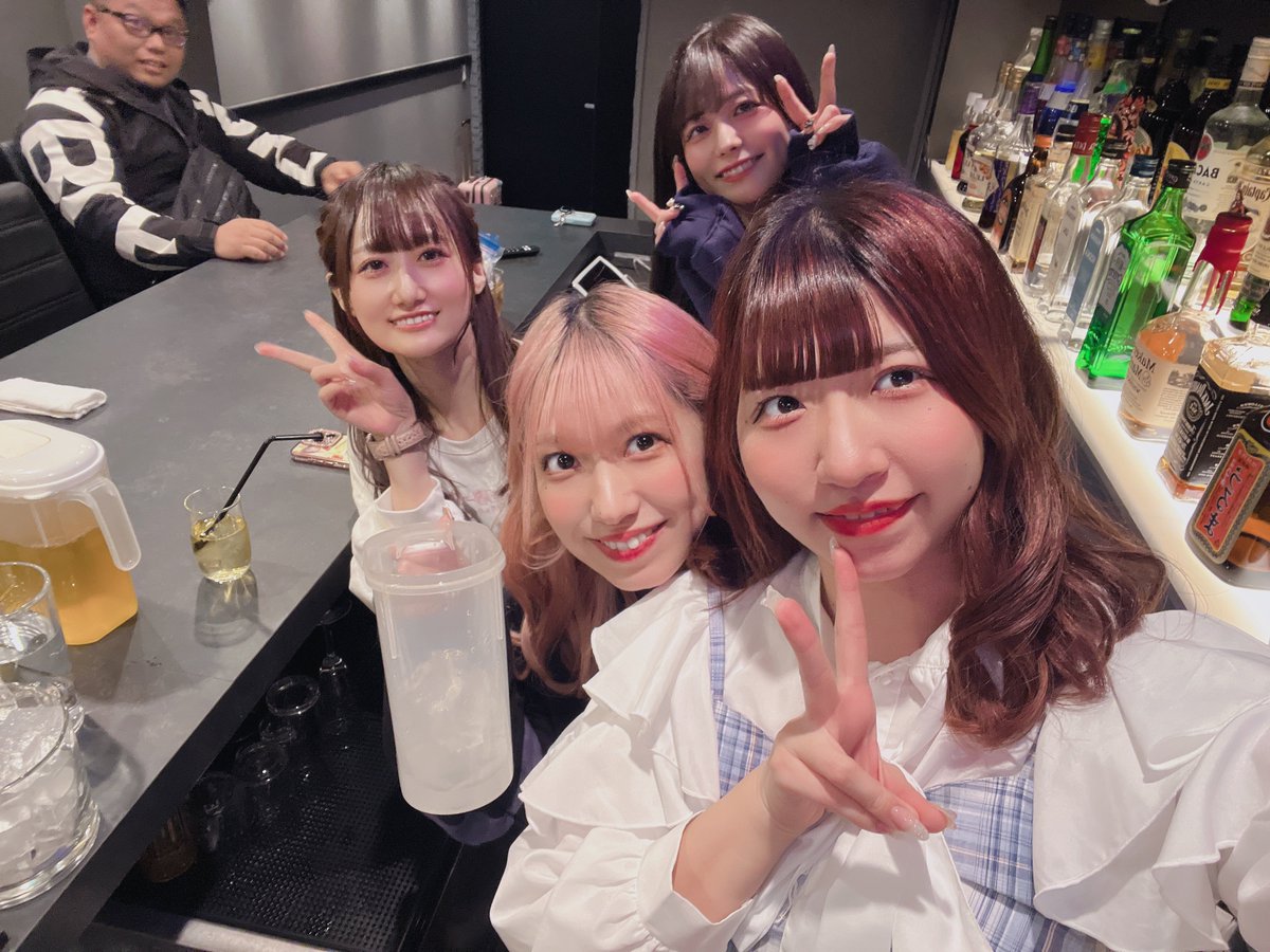 BarNest plusオープンしました！

こんにちは！今日は最後のコンカフェ営業です！4人のラスト出勤でもあります！
混雑時90分制(シャンパンご注文の方は延長可)です！花見席もあるよ！

15:00~23:00お待ちしております🍻

飲むよ〜🎶