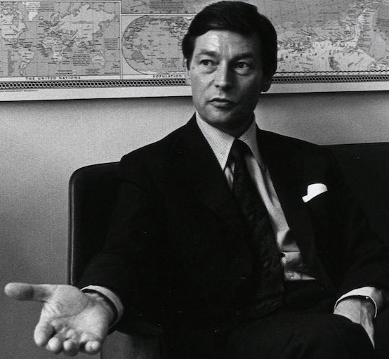 santangelo_s's tweet photo. #Herrhausen, il mistero geopolitico che cambiò l'#Europa: una storia che forse merita di essere riscoperta per meglio leggere la nuova battaglia per il dominio finanziario nella #Ue, da #Commerzbank a #BPM https://t.co/VfMlXgQruB @StartMagNews #Geopolitica #Geoeconomia #GeRussia https://t.co/8dhRQCa8i0