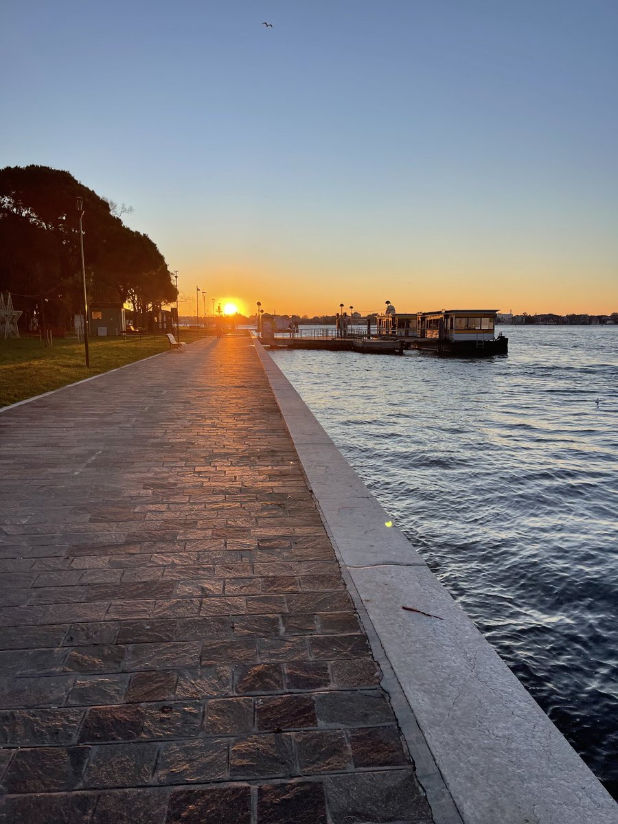 enzomazza's tweet image. #earlyrunning Venezia