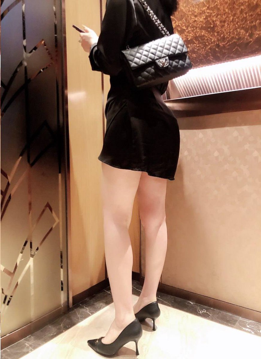 第一次被一个粉丝约去吃饭，真的是有点新鲜的体验…

非要我在电梯里掀起来裙子，既然是推特上认识的，那姐姐也要大胆一点才对吧…

这个内裤会不会很性感～ https://t.co/N5vi6TnG0f