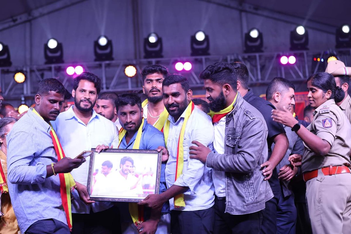 Kumaraswamy4cm's tweet photo. ಹಾಸನ ಜಿಲ್ಲೆಯ ಅರಕಲಗೂಡು ತಾಲ್ಲೂಕಿನ ರಾಮನಾಥಪುರದಲ್ಲಿ ನಡೆದ ಕನ್ನಡ ರಾಜ್ಯೋತ್ಸವ ಹಾಗೂ ಮಾನ್ಯ ಶಾಸಕರಾದ ಶ್ರೀ ಎ ಮಂಜು ಅವರ ಜನ್ಮದಿನದ ಆಚರಣೆ ಕಾರ್ಯಕ್ರಮದಲ್ಲಿ ಪಾಲ್ಗೊಂಡ ಶ್ರೀ ನಿಖಿಲ್ ಕುಮಾರಸ್ವಾಮಿರವರು.
#NikhilKumaraswamy #karnataka #jds #Hassan #Ramanathapura #Arkalgud #amanju https://t.co/I1Gq0CkMZD