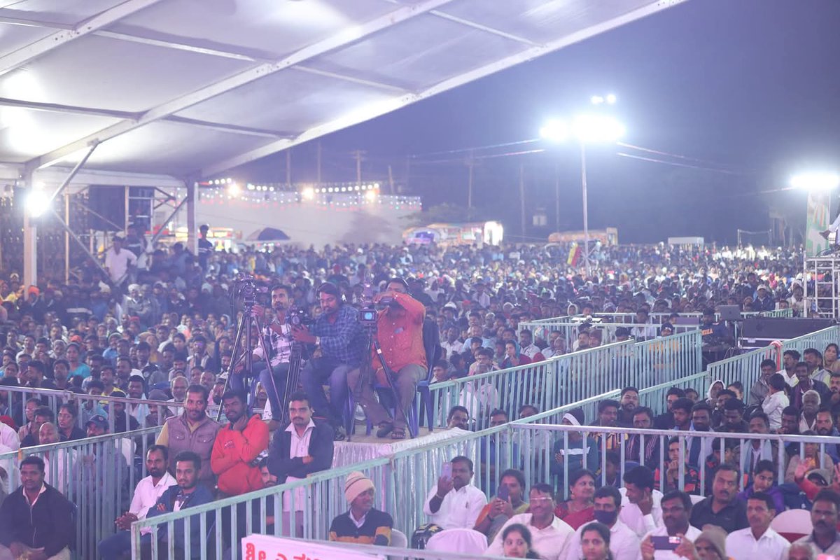 Kumaraswamy4cm's tweet photo. ಹಾಸನ ಜಿಲ್ಲೆಯ ಅರಕಲಗೂಡು ತಾಲ್ಲೂಕಿನ ರಾಮನಾಥಪುರದಲ್ಲಿ ನಡೆದ ಕನ್ನಡ ರಾಜ್ಯೋತ್ಸವ ಹಾಗೂ ಮಾನ್ಯ ಶಾಸಕರಾದ ಶ್ರೀ ಎ ಮಂಜು ಅವರ ಜನ್ಮದಿನದ ಆಚರಣೆ ಕಾರ್ಯಕ್ರಮದಲ್ಲಿ ಪಾಲ್ಗೊಂಡ ಶ್ರೀ ನಿಖಿಲ್ ಕುಮಾರಸ್ವಾಮಿರವರು.
#NikhilKumaraswamy #karnataka #jds #Hassan #Ramanathapura #Arkalgud #amanju https://t.co/I1Gq0CkMZD