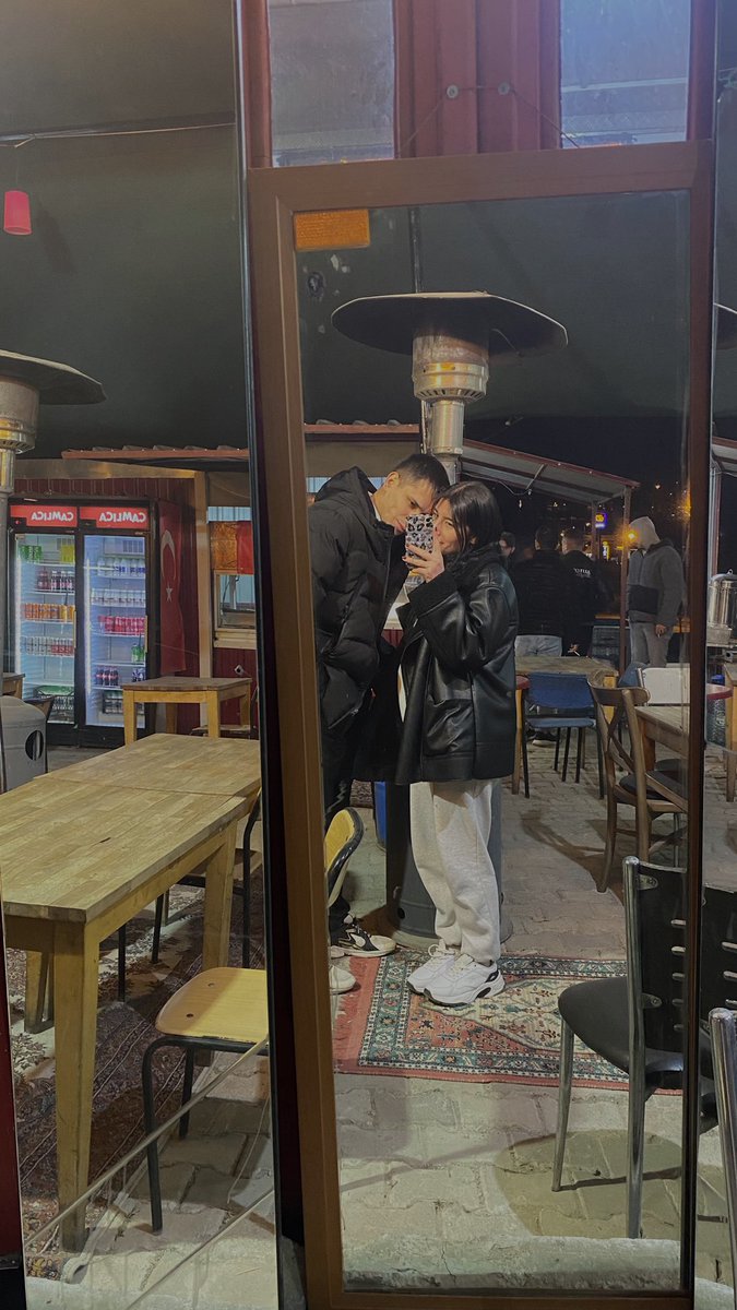 meloss110's tweet photo. Saat gecenin 3’ü biz kokoreç yemeye gelmişiz.. Öyle işte, evlilik böyle bir şey🎀 https://t.co/QGZSkEKwd9