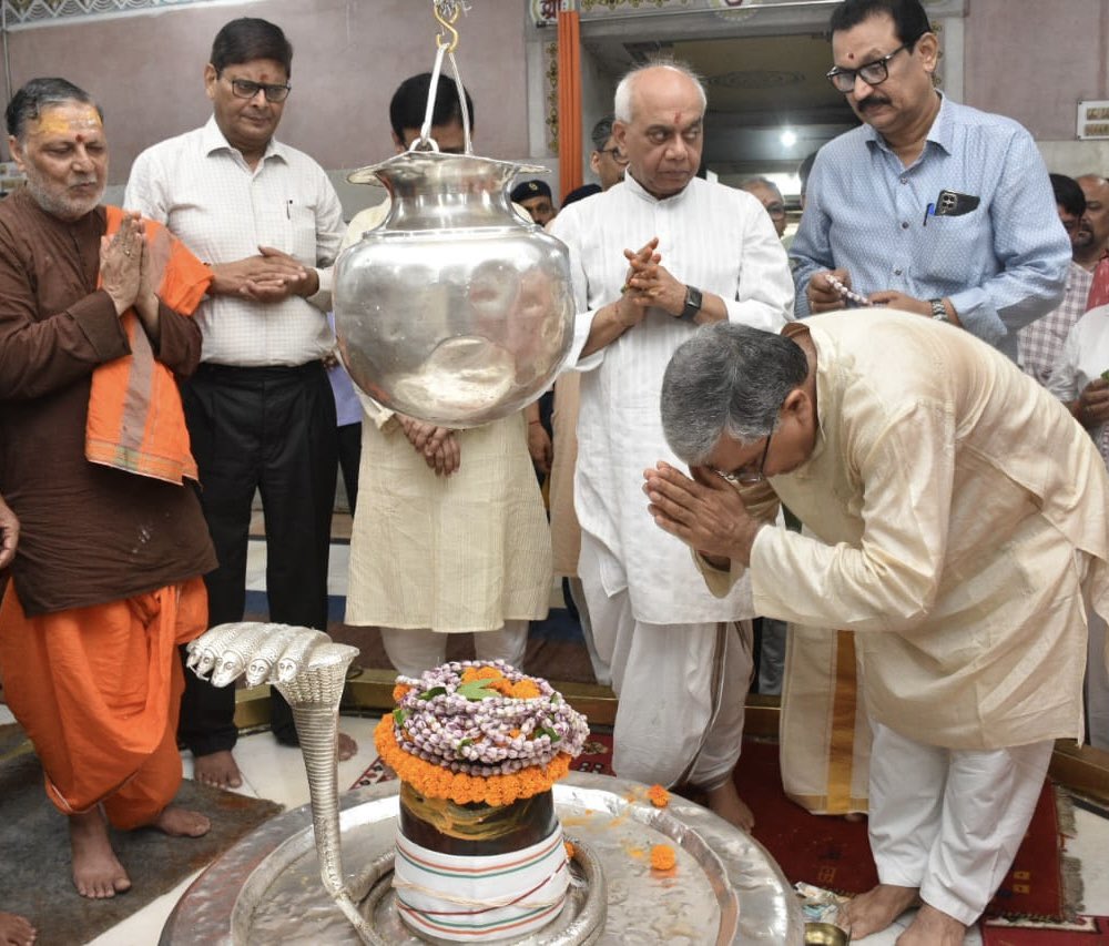 ProfAnilKumarT1's tweet photo. After 48 years of my long association with BHU on this day of my superannuation I pay obeisance to Almighty, Mahamana and my alma mater and express my gratitude to all who helped in making myself what I am today. I sincerely thank you for being part of my academic journey so far. https://t.co/9JQGbPaY63