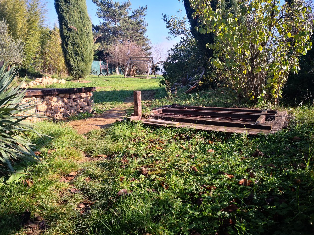 Un vendredi après-midi en se promenant dans le Jardin Des Tentations à l'Antre Des Vices
#antredesvices #gitebdsm #donjonbdsm #bdsm #munchandplay