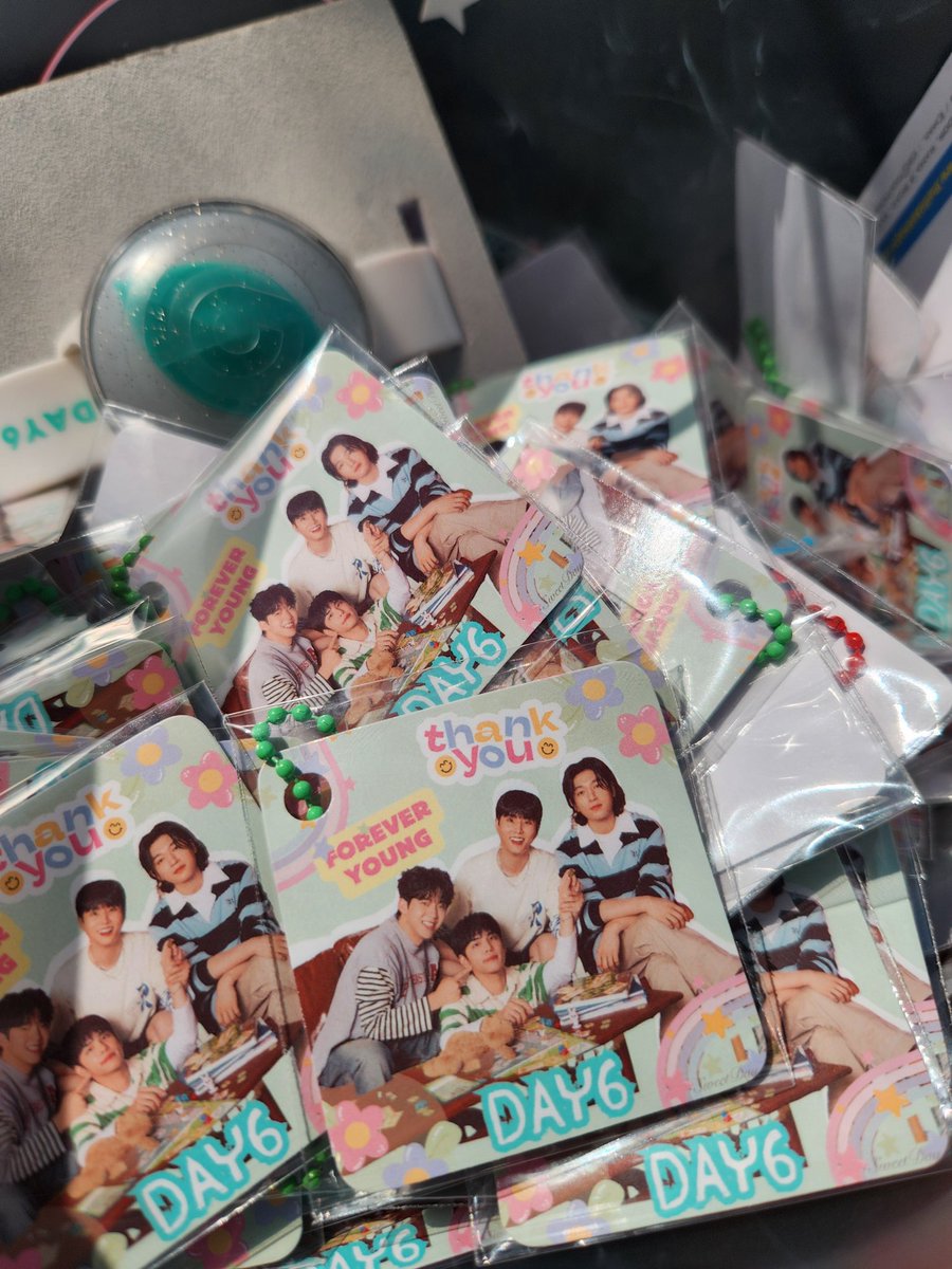 Giveaways เล็กๆน้อยๆจาก sweetday มารับกันด้วยนะคะ เดี๋ยวแจ้งจุดแจกอีกทีน้า.. 😁

#FOREVER_YOUNG_BKK 
#FOREVERYOUNGBKKDAY1
#DAY6INBKK2024 
#DAY6_3RD_WORLDTOUR