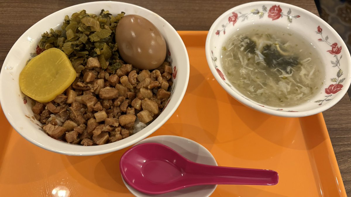 昔セブンルールという番組観てから
気になってたがようやく.

スペースあるのに
何故か先客の外人とほぼ相席で.
彼らの台湾旅行記を聞きながら
肉飯を喰らう.

帆帆魯肉飯
東京都世田谷区三軒茶屋1-5-17 
tabelog.com/tokyo/A1317/A1…