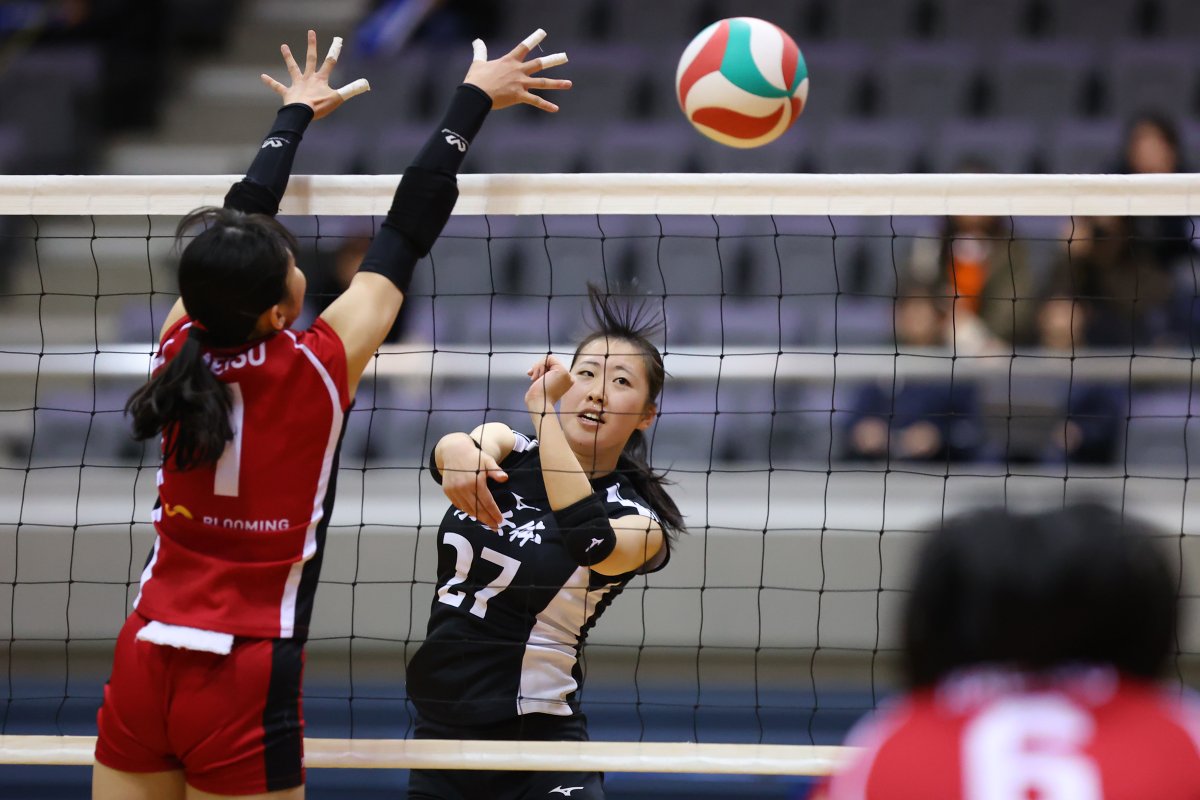 univas1's tweet photo. ／
#全日本バレーボール大学選手権大会🏐
📣女子準々決勝フォトレポート
＼

✅11月29日（金）試合結果

#嘉悦大学　3-1　#東京女子体育大学

@kaetsuvb
@twcpe_vb

大学スポーツ観戦アプリ #UNIVASPlus では
【3回戦以上(ベスト16)以上の全32試合】の映像を無料ライブ配信！

📲観戦アプリダウンロード
https://t.co/pykpTzG3IN

#全日本インカレバレー #大学バレー #全カレ