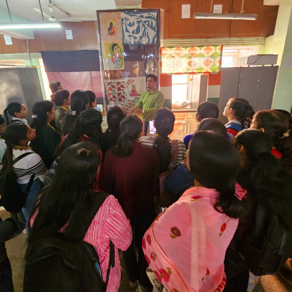 lipsglobal's tweet photo. Hands-on learning at its best! 🖌️🎨 Our students explored the art of dyeing and printing at the Weavers' Service Centre yesterday. Gaining insights into traditional and modern techniques, they left inspired and excited to create their own masterpieces!

#leelainstitute https://t.co/gliMmOgTVy