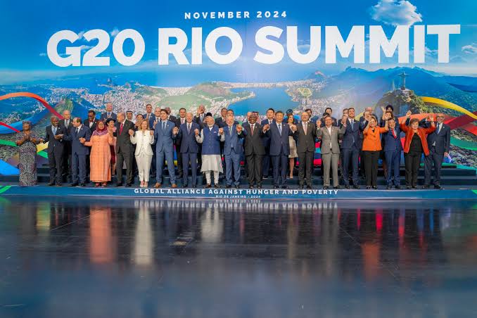 G20 family photo, President Prabowo was hardly seen, compared to Jokowi was often stood in front. Failed preparation by his diplomatic team at the Rio Summit.