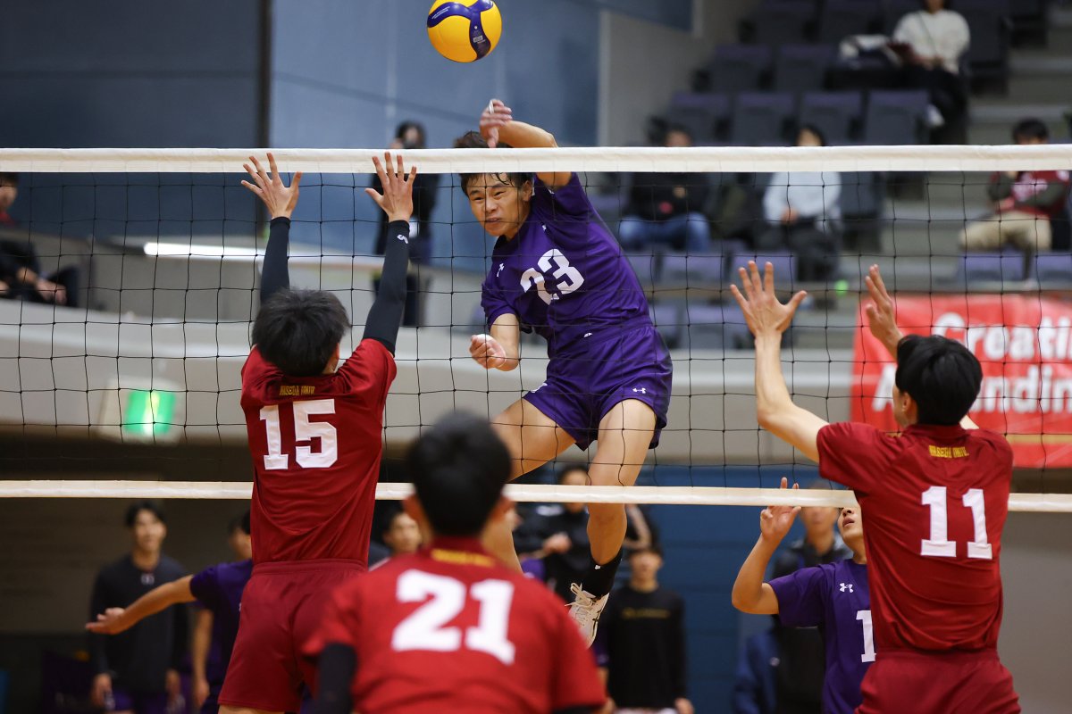 univas1's tweet photo. ／
#全日本バレーボール大学選手権大会🏐
📣男子準々決勝フォトレポート
＼

✅11月29日（金）試合結果

#早稲田大学　3-0　#天理大学

@wasedavb
@tenriuvbc

大学スポーツ観戦アプリ #UNIVASPlus では
試合映像を無料ライブ配信中！🔥

📲観戦アプリダウンロード
https://t.co/pykpTzG3IN

#全日本インカレバレー #大学バレー #全カレ