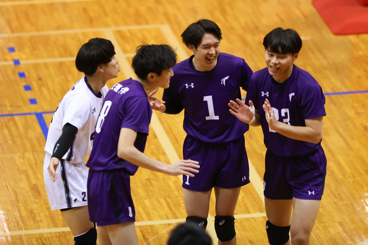 univas1's tweet photo. ／
#全日本バレーボール大学選手権大会🏐
📣男子準々決勝フォトレポート
＼

✅11月29日（金）試合結果

#早稲田大学　3-0　#天理大学

@wasedavb
@tenriuvbc

大学スポーツ観戦アプリ #UNIVASPlus では
試合映像を無料ライブ配信中！🔥

📲観戦アプリダウンロード
https://t.co/pykpTzG3IN

#全日本インカレバレー #大学バレー #全カレ