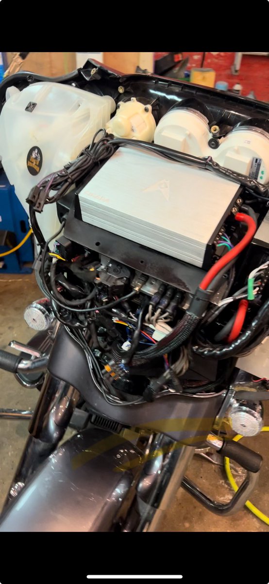 BeatsnBaggers's tweet image. @cicada_audio 1600.1 &amp;amp; 1400.4 on this Harley 
#motorcycleaudio
#promotorcycleaudio
#motorcycleproaudio
#playitloud