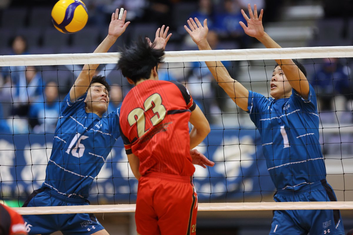 univas1's tweet photo. ／
#全日本バレーボール大学選手権大会🏐
📣男子準々決勝フォトレポート
＼

✅11月29日（金）試合結果

#愛知学院大学　0-3　#近畿大学

@agu_men_vb
@Kindai_VBC

大学スポーツ観戦アプリ #UNIVASPlus では
試合映像を無料ライブ配信中！🔥

📲観戦アプリダウンロード
https://t.co/pykpTzG3IN

#全日本インカレバレー #大学バレー #全カレ