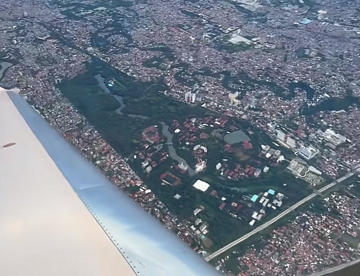 futuredocsky's tweet photo. kampus ui depok = central park nyc https://t.co/e5jniNLEu2