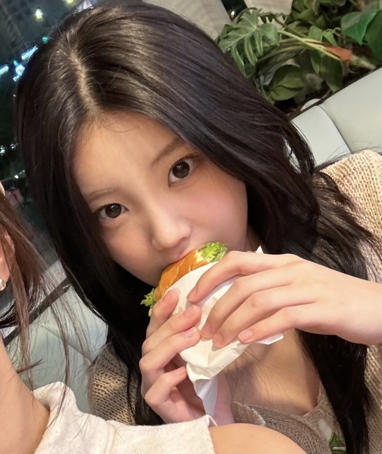 012212_'s tweet photo. 이런 연하고딩햄자친구 사귈수잇으면 트친들장기까지다팔수잇어요 https://t.co/fxZJNHhPvX
