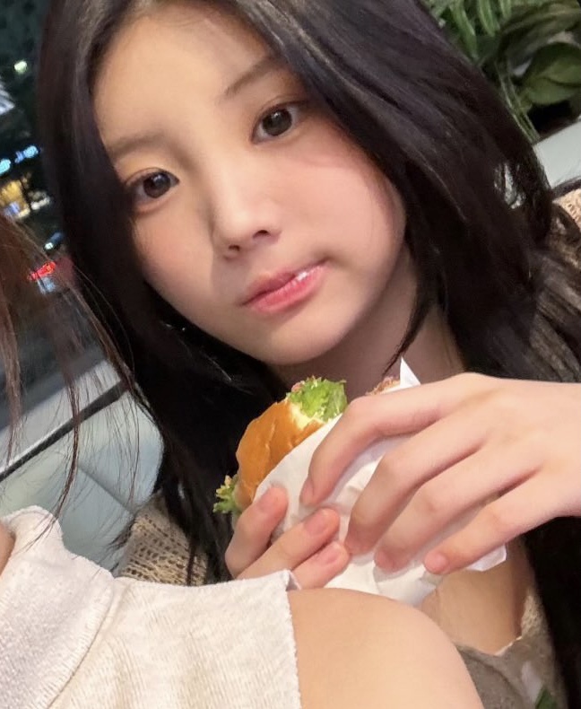 012212_'s tweet photo. 이런 연하고딩햄자친구 사귈수잇으면 트친들장기까지다팔수잇어요 https://t.co/fxZJNHhPvX