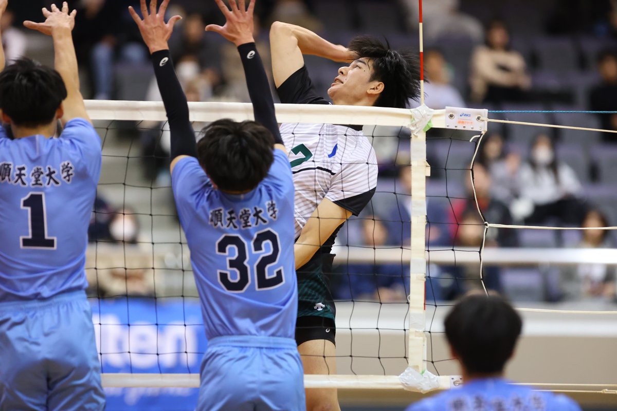 univas1's tweet photo. ／
#全日本バレーボール大学選手権大会🏐
📣男子準々決勝フォトレポート
＼

✅11月29日（金）試合結果

#順天堂大学　0-3　#専修大学

大学スポーツ観戦アプリ #UNIVASPlus では
試合映像を無料ライブ配信中！🔥

📲観戦アプリダウンロード
https://t.co/pykpTzG3IN

#全日本インカレバレー #大学バレー #全カレ