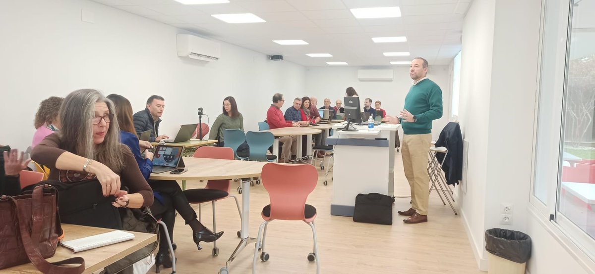JoseAlvarezAgui's tweet photo. Ponencia "Introducción a la IA aplica a la IE" del curso "Teams e Inteligencia Artificial" en el Servicio de Inspección de la Delegación Territorial de Desarrollo Educativo y FP en Córdoba. https://t.co/8e0BmCYS7n