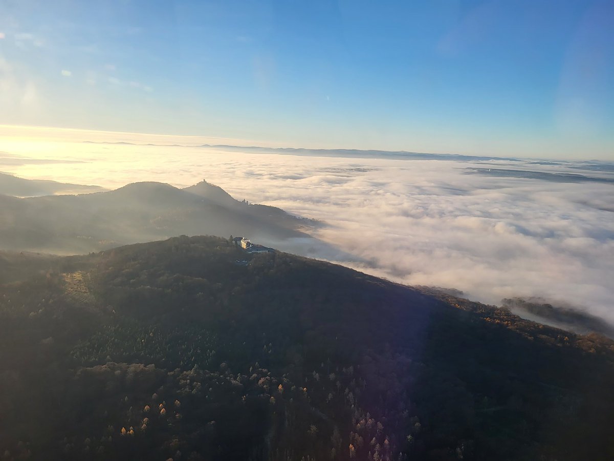 bpol_11's tweet image. Hoch über den Wolken⛅️🚁

Unser #Flugdienst startete gestern mit den frisch lizenzierten Pilotinnen und Piloten des 43. Ausbildungslehrgangs von Sankt Augustin bei Bonn zu einer Fortbildung. Dabei boten sich für sie tolle Eindrücke über den Wolken.

#bundespolizei #skyview