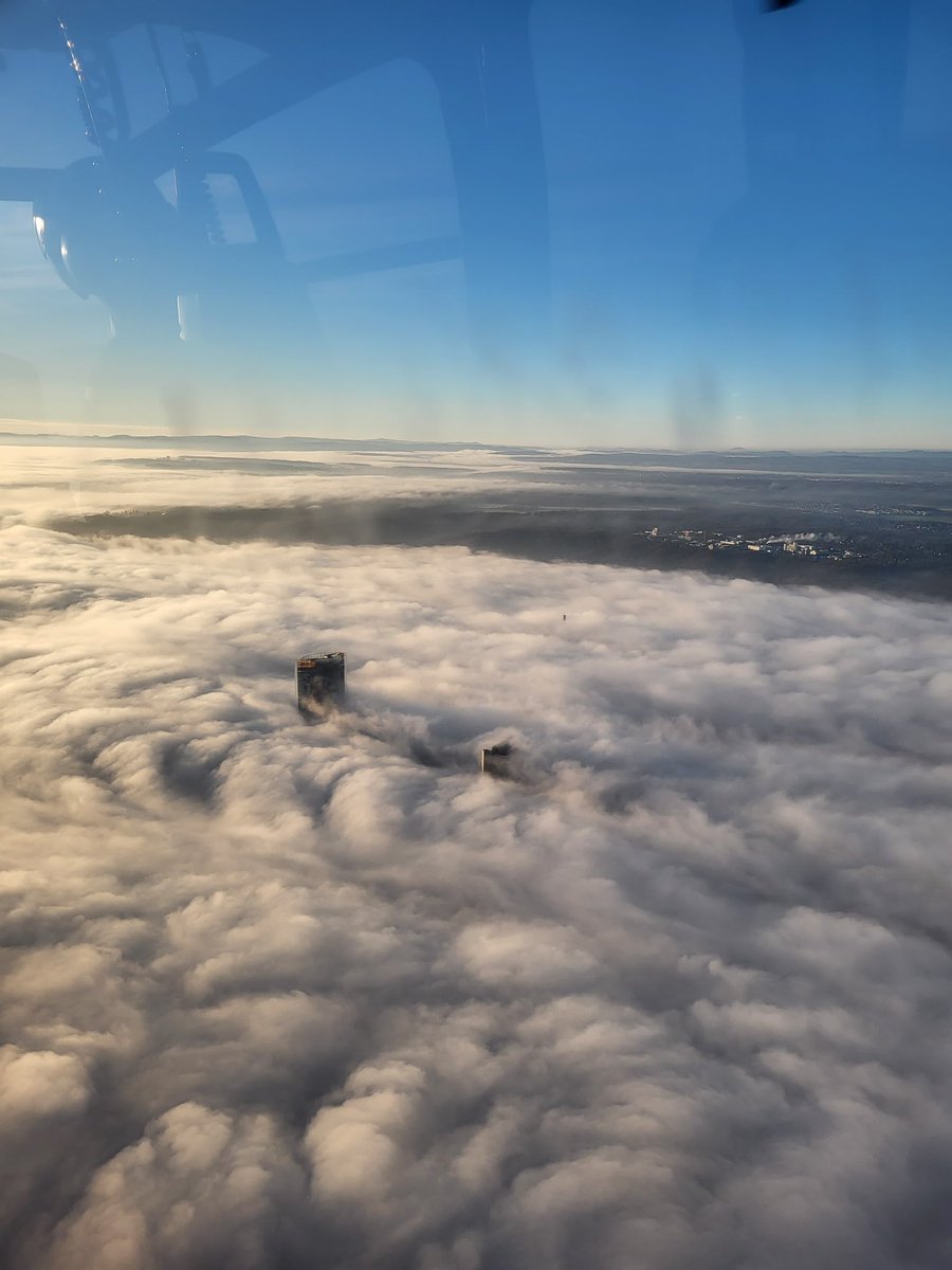 bpol_11's tweet image. Hoch über den Wolken⛅️🚁

Unser #Flugdienst startete gestern mit den frisch lizenzierten Pilotinnen und Piloten des 43. Ausbildungslehrgangs von Sankt Augustin bei Bonn zu einer Fortbildung. Dabei boten sich für sie tolle Eindrücke über den Wolken.

#bundespolizei #skyview