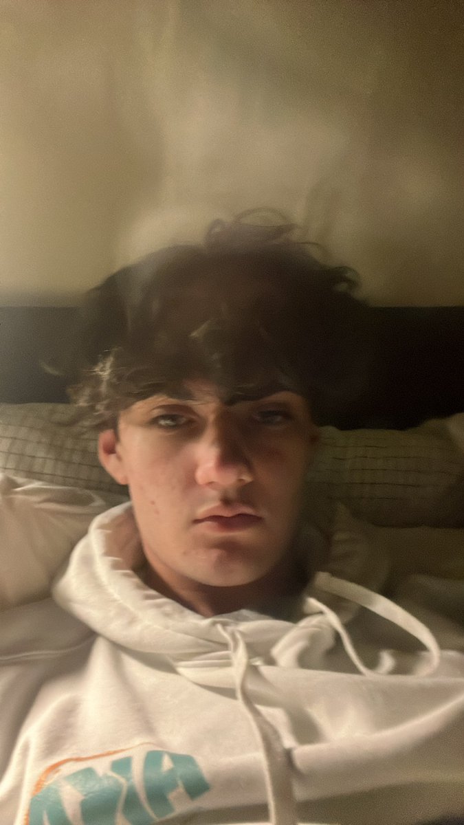 Someone wanna fart and shart all over my face all night long? 💩💨💨💨😏😋