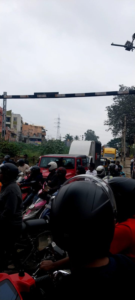 shachipathak8's tweet photo. Dear @PCMohanMP @ShobhaBJP @AshwiniVaishnaw @rajnathsingh @VSOMANNA_BJP @MBPatil @DKShivakumar     @BBMPMahadevpura Please look into the issue of congestion at the Kaggadasapura railway gate, consider our requests for alternate route via DRDO &amp; expedite the suburban rail project. https://t.co/d98IsrZs8z