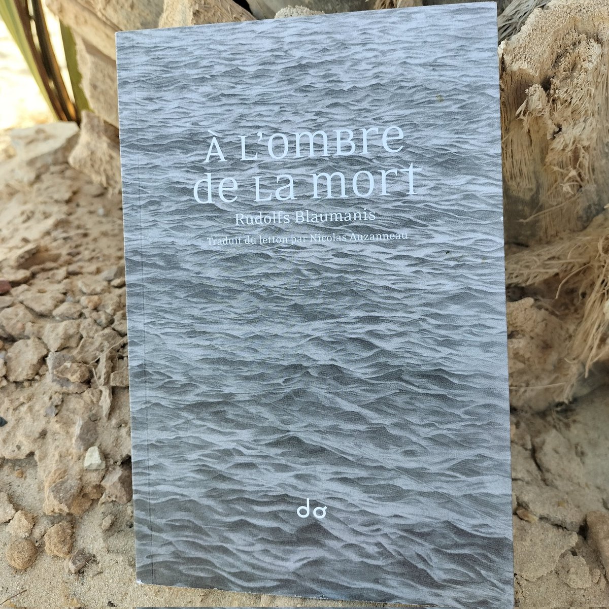 Evelyne Leraut (@evelyneleraut) on Twitter photo À l'ombre de la mort
Rudolfs Blaumanis
Traduction du letton et postface par Nicolas Auzanneau
<a href="/EditionsDo/">éditions do</a>
✨✨✨✨✨
"À la fin de l'hiver, sur la mer Baltique encore en partie gelée, un banc de glace se détache ."
Ils sont quatorze, dix, puis..
Un chef-d'œuvre
Bouleversant À l'ombre de la mort
Rudolfs Blaumanis
Traduction du letton et postface par Nicolas Auzanneau
<a href="/EditionsDo/">éditions do</a>
✨✨✨✨✨
"À la fin de l'hiver, sur la mer Baltique encore en partie gelée, un banc de glace se détache ."
Ils sont quatorze, dix, puis..
Un chef-d'œuvre
Bouleversant
