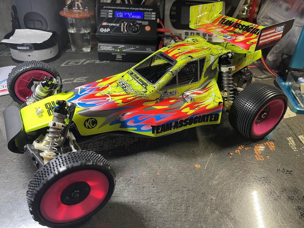 dryhop_ito's tweet photo. 2WDに見えるんだけど実は4WD。
走行性能は置いといてこういうの好き😆
#RC10
#TEN4
#4WD
#多分2WDのほうが速い https://t.co/JEhwwUKCxu